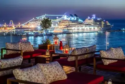 Kuşadası merkezde denize sıfır İlayda Avantgarde Hotel; çatı havuzu, gün batımı manzarası ve marinaya yakın konumlu modern şehir oteli